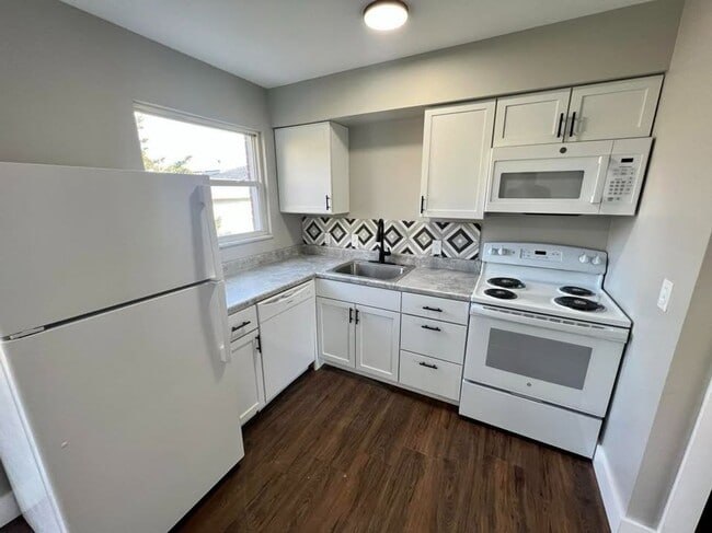 Building Photo - Charming, updated 2bdrm/1bth with full basement