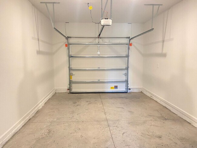 Building Photo - New 3/2.5 End Unit Townhouse!