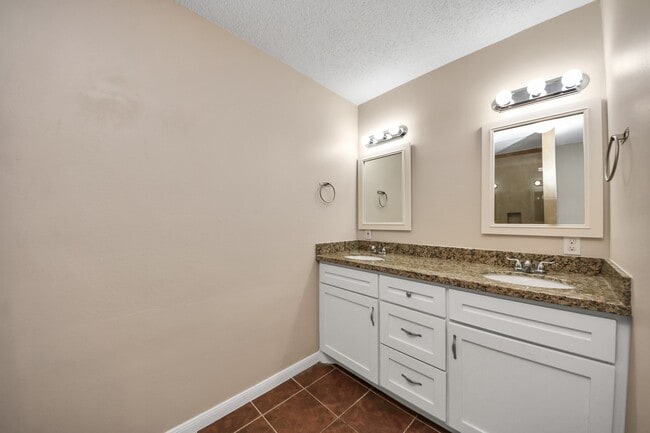 Building Photo - 2102 Rolling Glen Dr