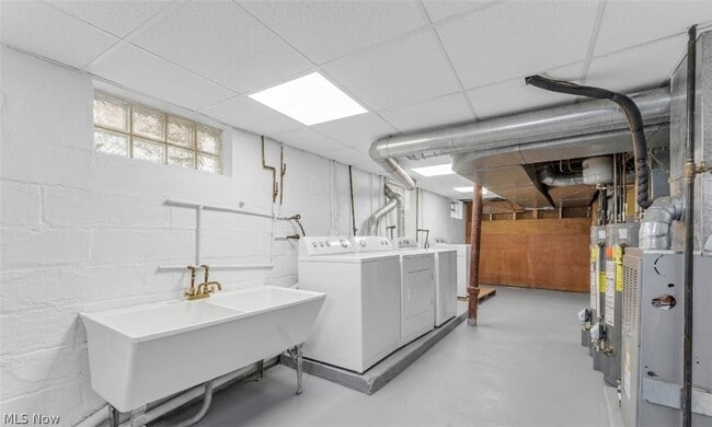 Building Photo - 9002 Rosewood Ave