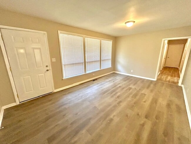 Building Photo - 3902 Lakeview Dr NW