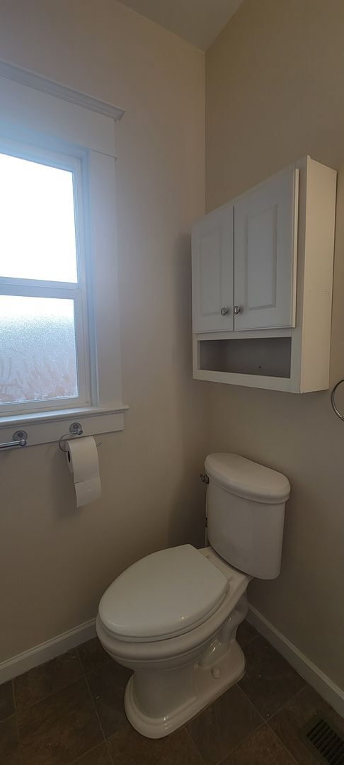 Building Photo - Downstairs unit @1034 NE Davis St - Lowere...