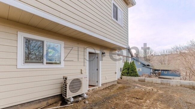 Building Photo - 307 E Thorn St