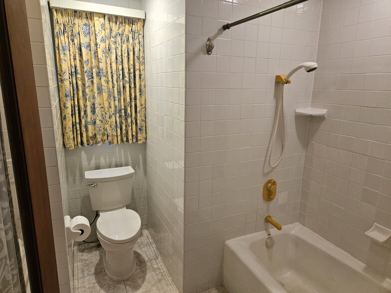 Main Bathroom - 803 10th Ave N