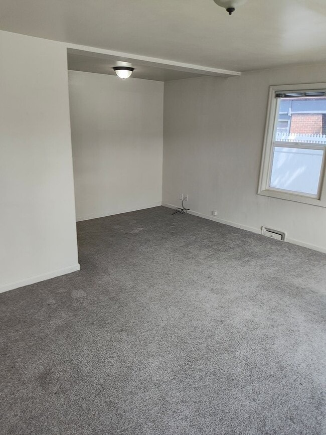 Building Photo - 4BR/2BA House only $2195/month!!!
