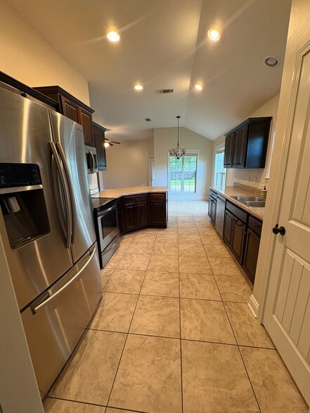 Building Photo - 986 Tudor Ln