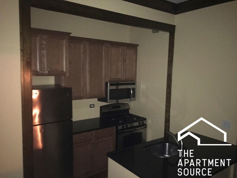 Building Photo - 4755 N Sawyer Ave