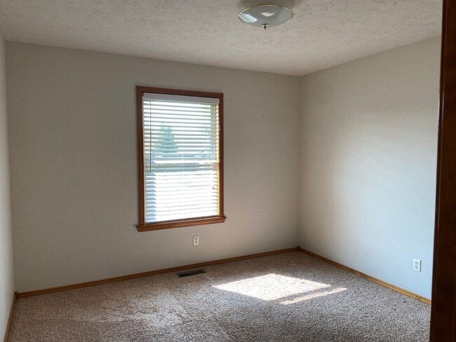 Building Photo - Great 3 BR, 2 Bath, 2 Car Garage Ranch located in SW Springfield.