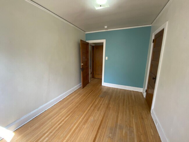 Building Photo - 908 E 4th St