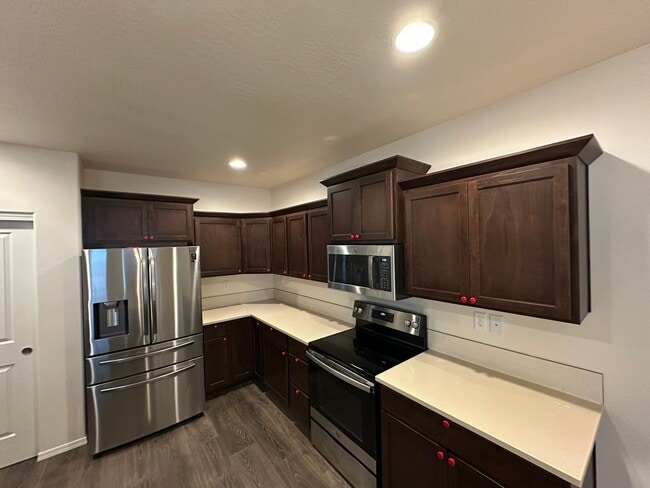 Building Photo - Newer Super Clean 3 Bedroom 2 Bath Home In NE Albany