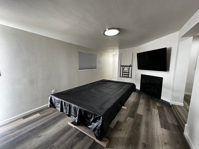 Building Photo - Beautiful Newly Remodeled Furnished Home: ...