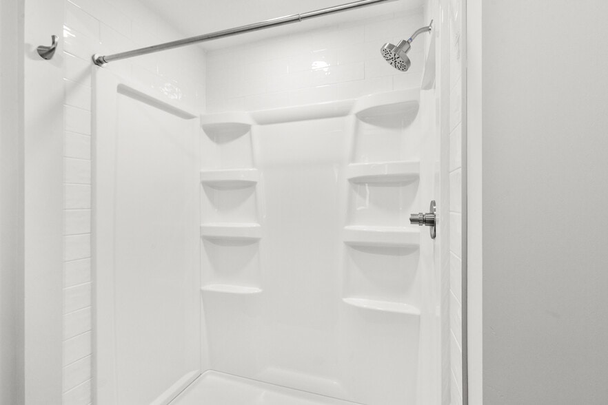 Bathroom - 425 W Lincoln St