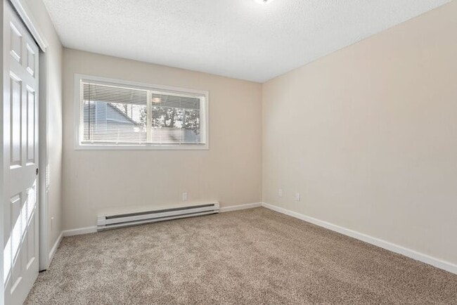 Building Photo - Spacious 2 Bed 1 Bath In Quiet Community