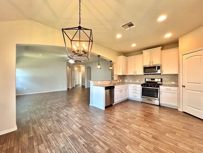 Building Photo - Charming 4BR/2BA One-Level Home with Moder...