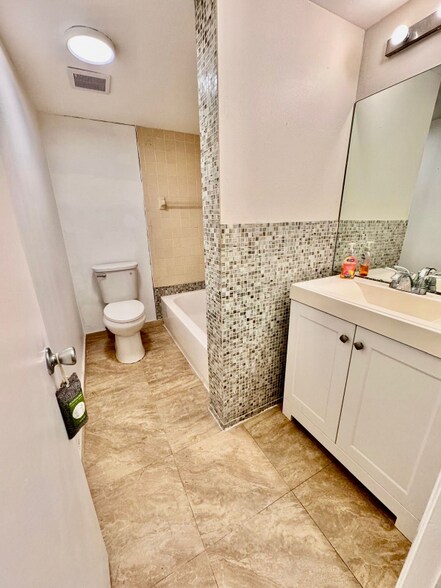 Building Photo - 747 SE 1st Way