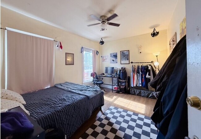 Building Photo - 3 & 4 Bedroom Units Just Steps from WWU