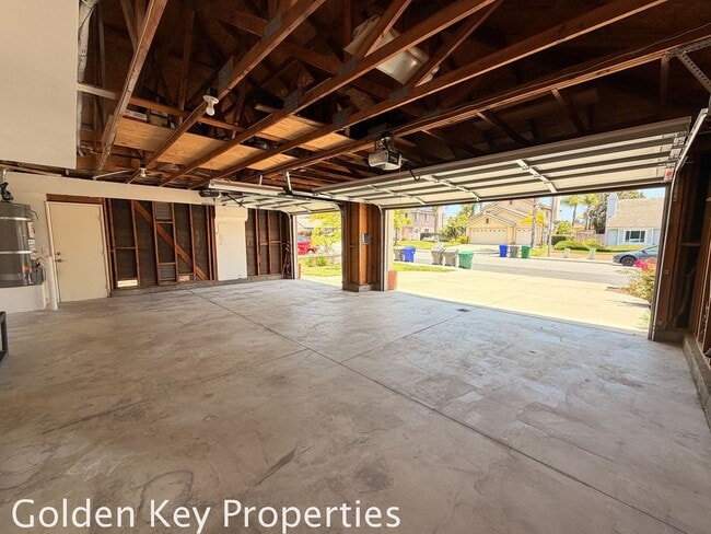 Building Photo - Move-in ready 4 bedroom / 3 bathroom home in Oceanside!