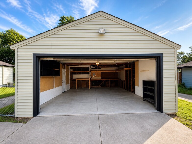 Building Photo - 2065 Farola Dr