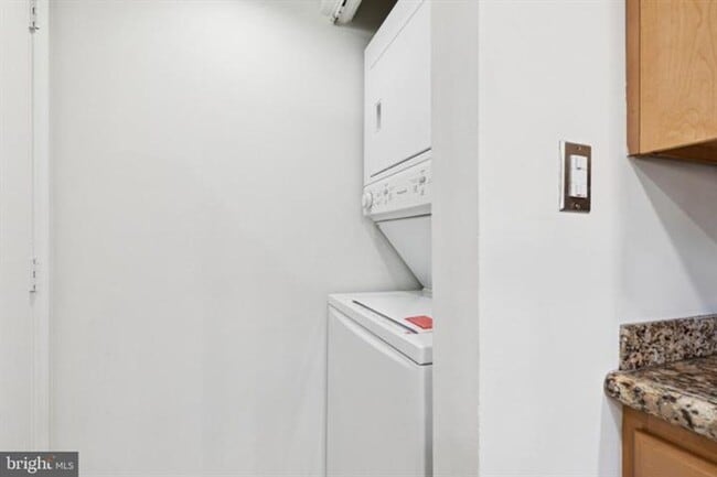 Building Photo - Spacious 1 Bedroom 1 Bath Loft Condo