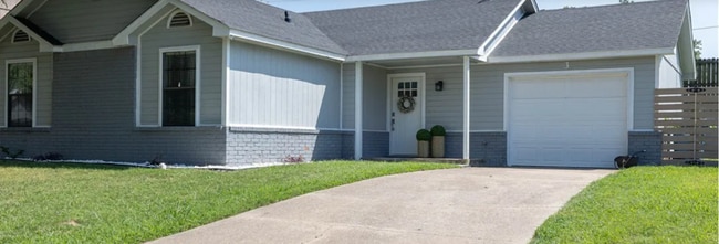 Primary Photo - BEAUTIFUL 3 Bedroom 2 Full bath home locat...
