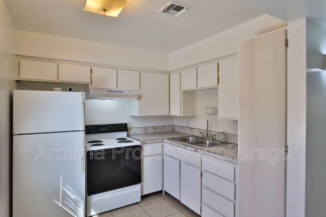 Building Photo - 1702 W Vogel Ave