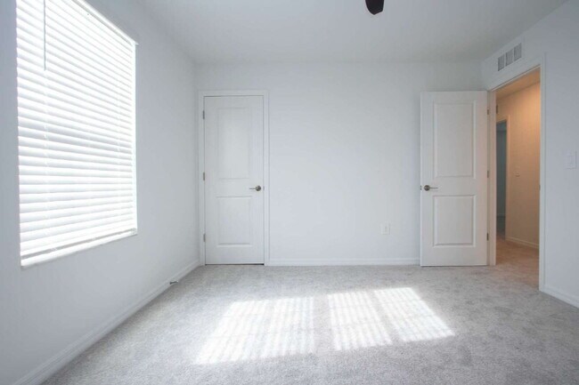 Building Photo - Lakeside Luxury in Parrish - 5 Bedroom BRA...