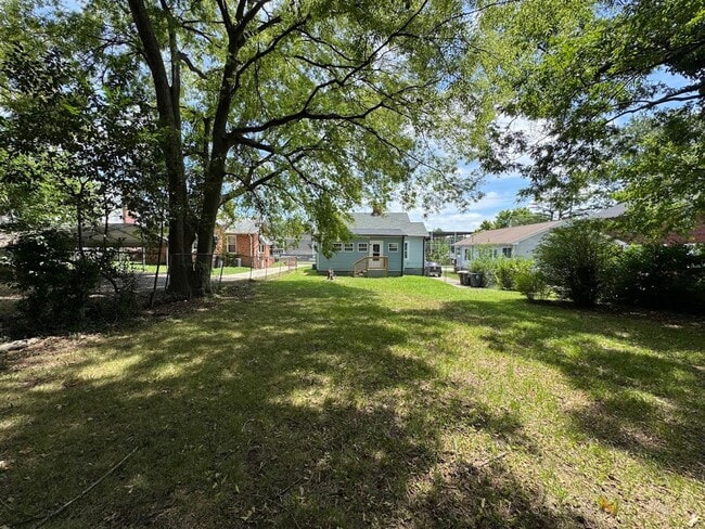 Building Photo - 3bed/1bath House $1395!