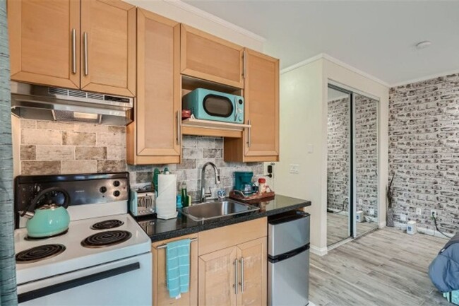 Building Photo - Charming Studio in San Diego