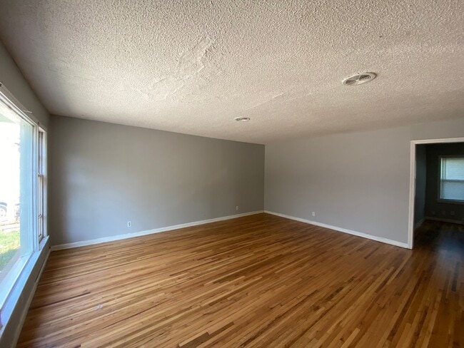 Building Photo - $795- 2 bed 1 bath - Spacious Duplex