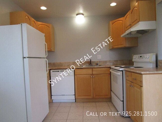 Building Photo - Upstairs 2 Bedroom/1 Bath Apartment with G...