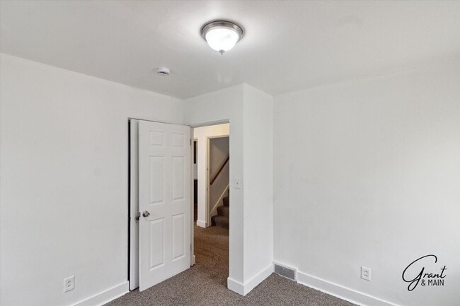 Building Photo - $1350 3 bedrooms