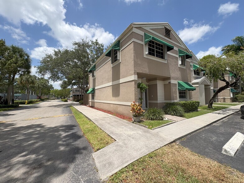 Building Photo - 5125 SW 122nd Ter