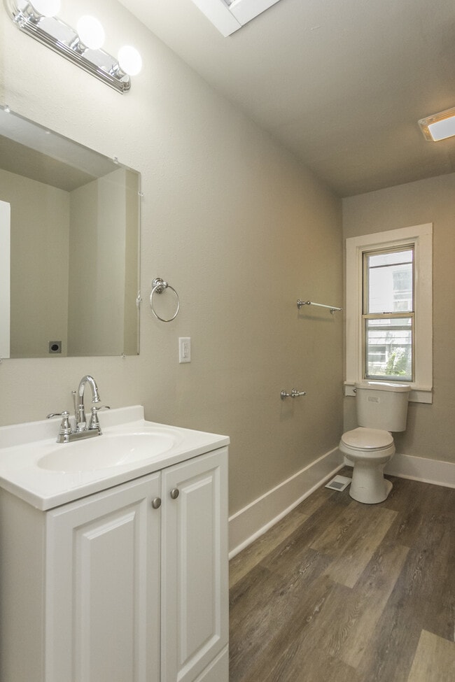 Building Photo - 2 Bedroom 1 Bath Fully Remodeled