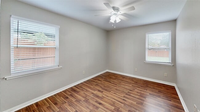 Building Photo - 1404 Meadowcrest Dr