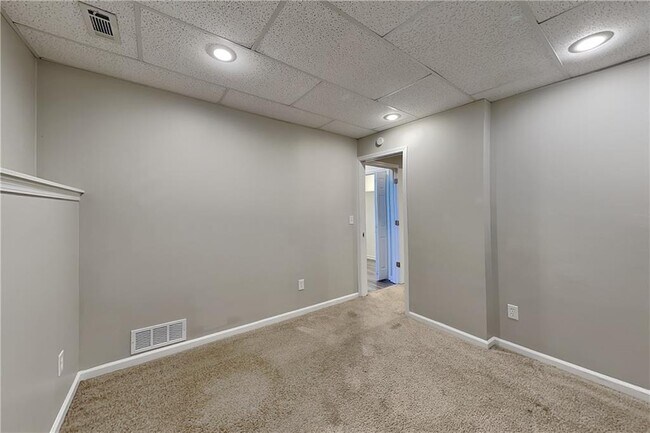 Building Photo - 300 Austin Dr