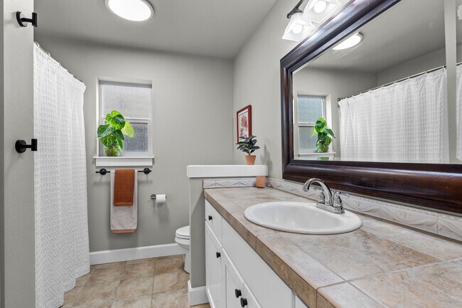 Building Photo - Beautiful SE Bend Home | Spacious Floorplan | Fenced Backyard | Near Parks & Trails