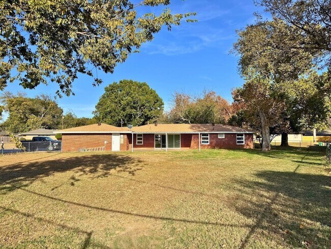 Building Photo - 703 Pecan St