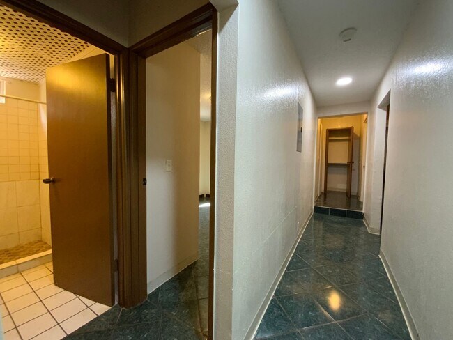 Building Photo - T1171