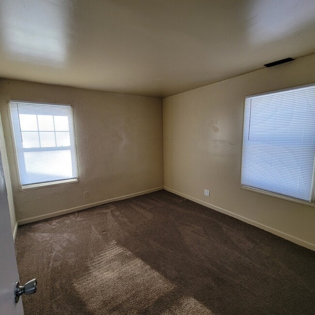 Building Photo - 3 Bedroom spacious, corner lot on quiet cul-de-sac