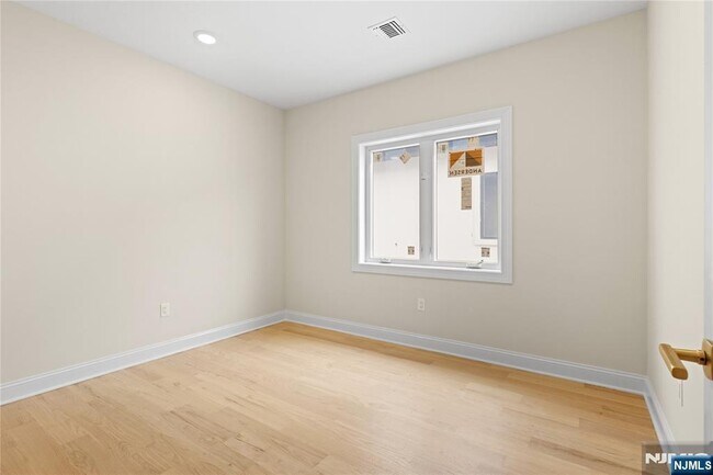 Building Photo - 45 Lincoln Ave