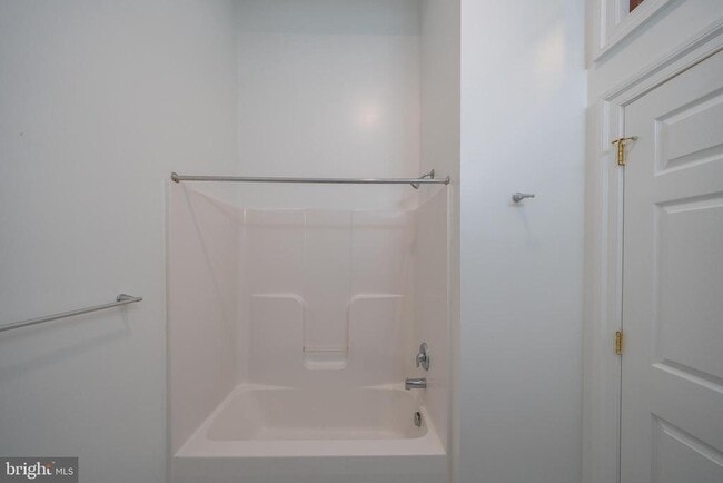 Building Photo - 345 W Chestnut St