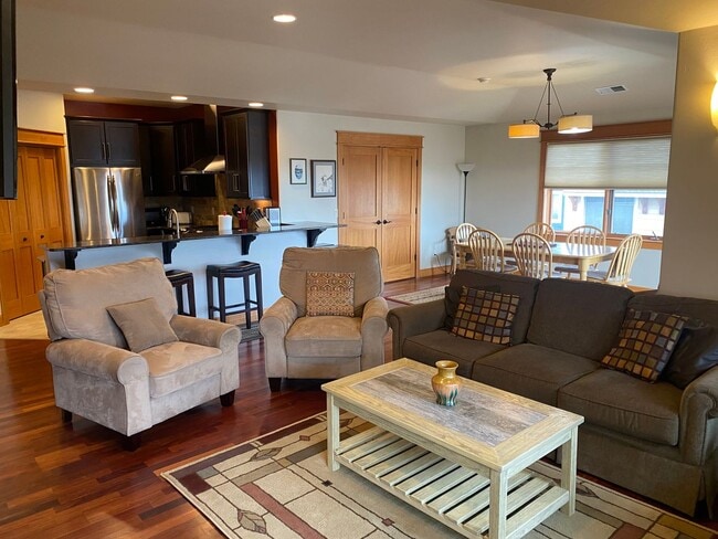 Building Photo - 2 bedroom Whitefish Condo with views and walking distance to City Beach!