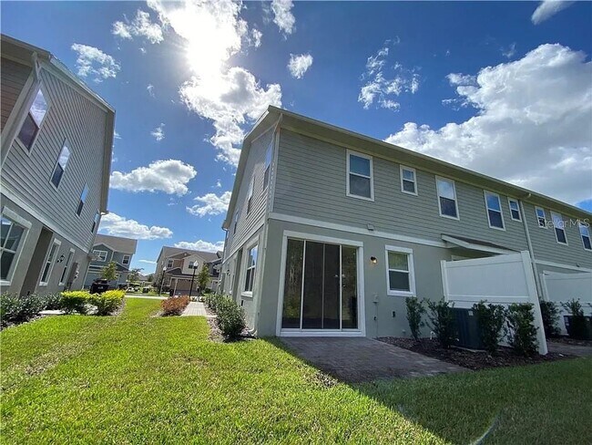 Building Photo - Beautiful End Unit Townhome Near Lake Nona...
