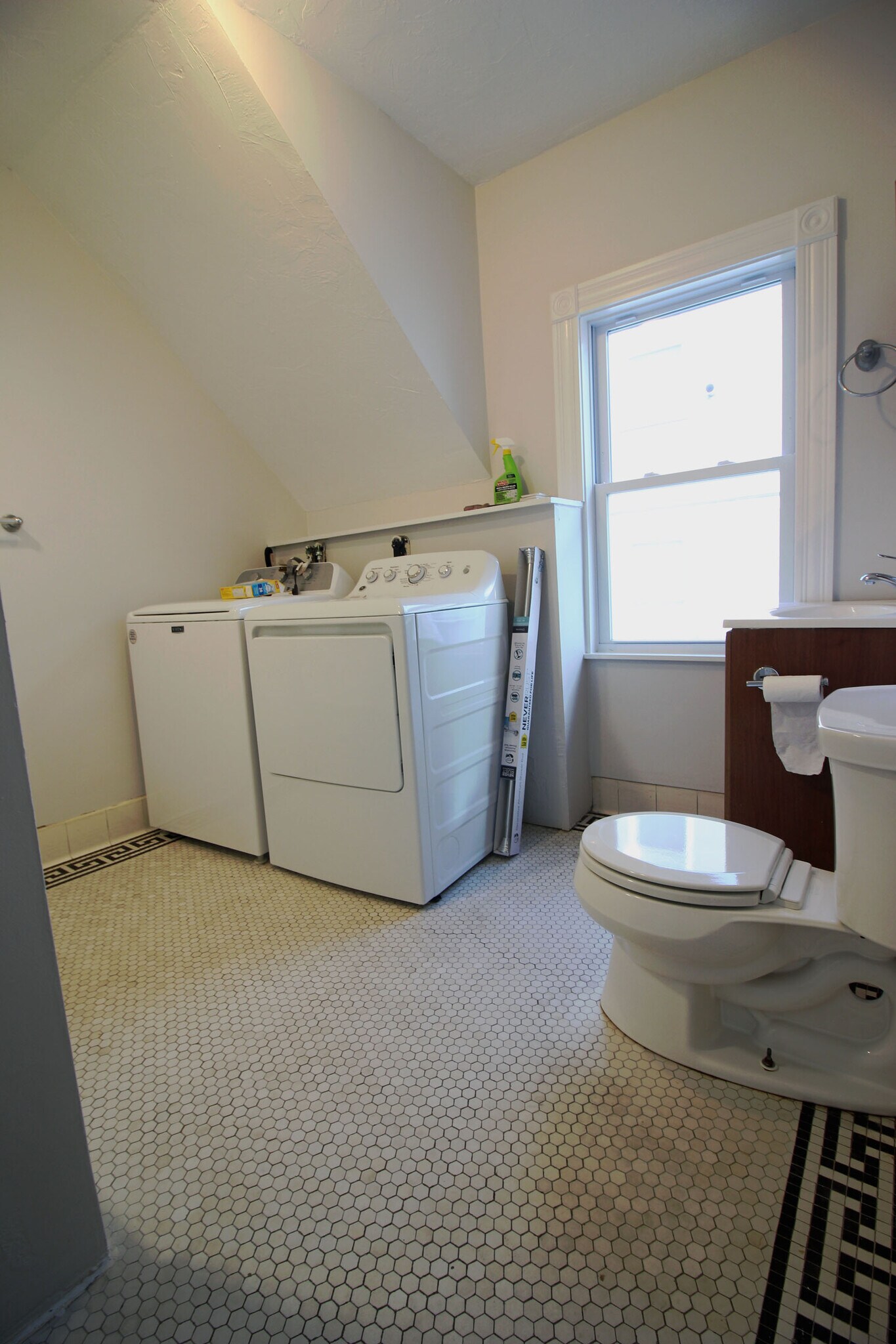 Building Photo - 71 June St