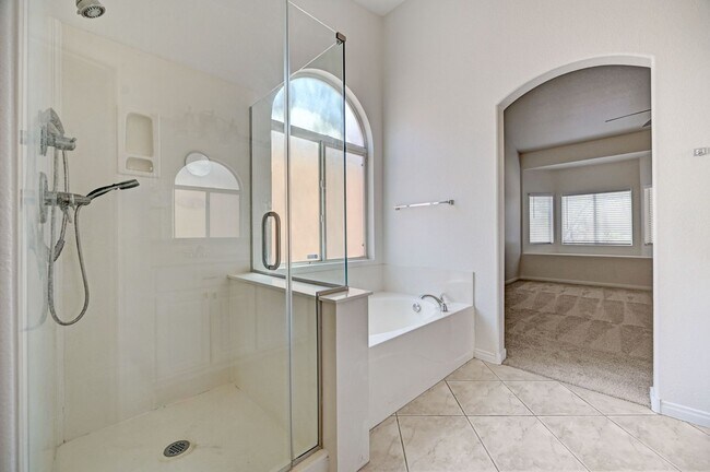 Building Photo - Beautiful 3 Bedroom Single Story Home in A...