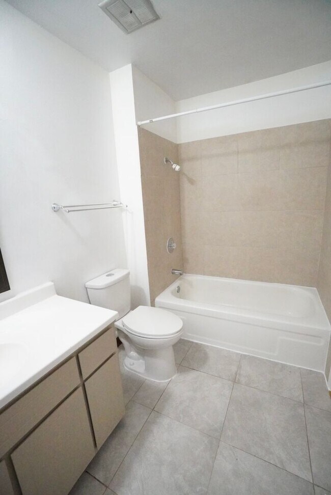 Building Photo - Charming 2-bedroom, 1.5-bathroom condo in ...