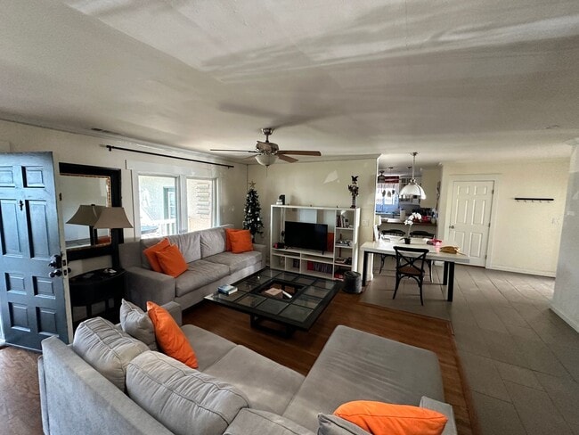 Building Photo - Large 8 Bedroom 4 Bath House Right Next to Campus!