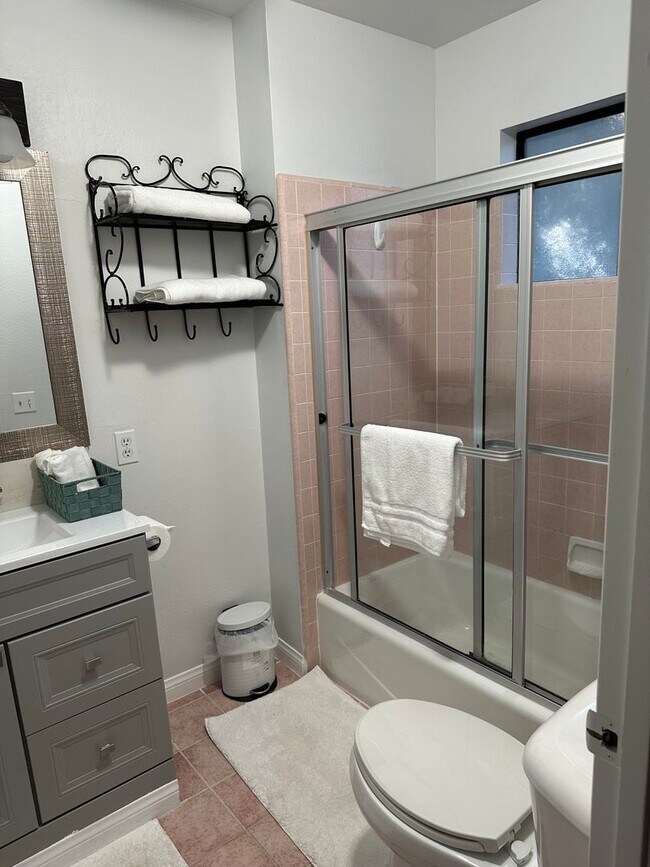 Building Photo - 2 bedroom 2bath with garage.