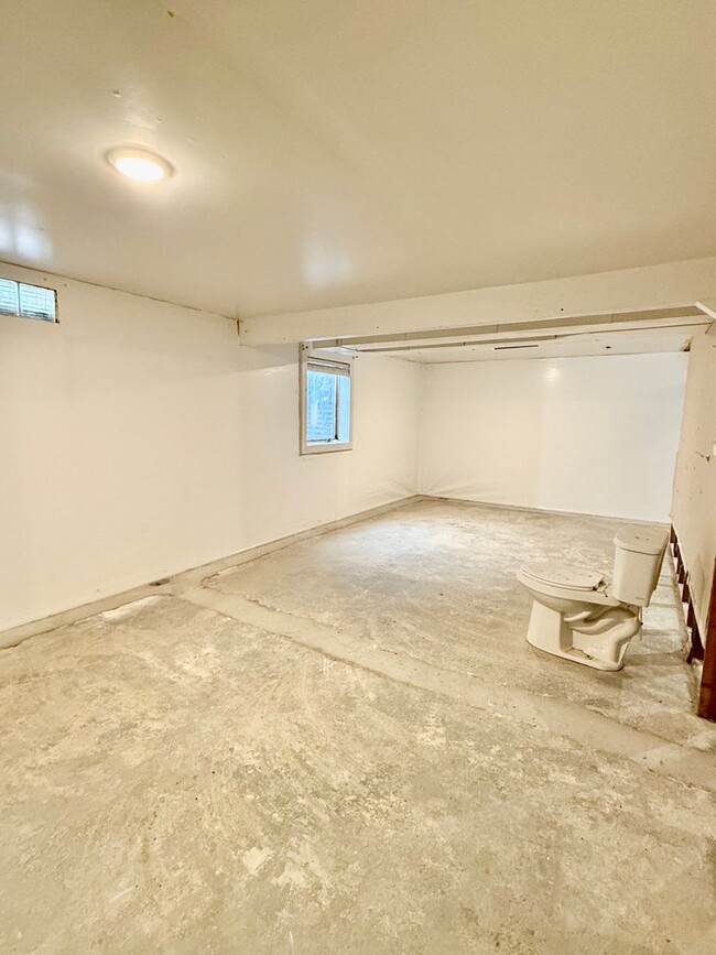 Building Photo - Spacious 3-Bedroom Home for Lease – Prime ...