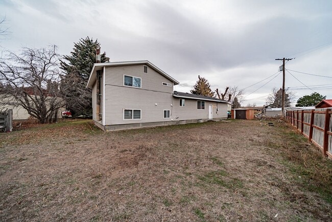 Building Photo - Spacious and recently updated, this 6-bedroom, 3-bathroom home in Ammon